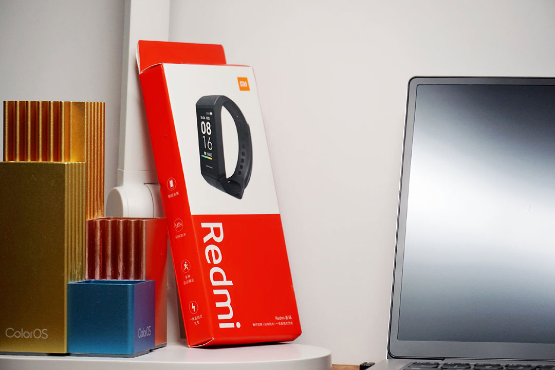 Redmi Band ufficiale a 13 euro con display a colori e ricarica integrata