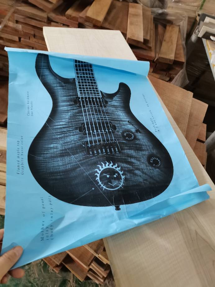 Chitarra cinese custom -il legno del top