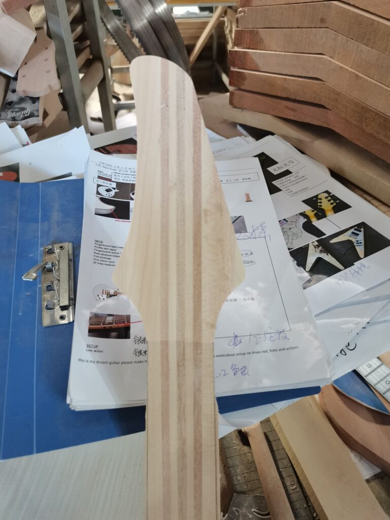 Chitarra custom cinese -il manico in acero e mogano