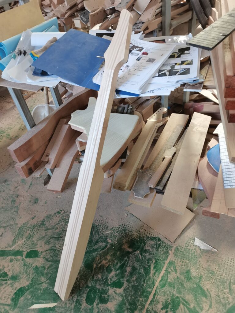 Chitarra custom cinese -il manico in acero e mogano
