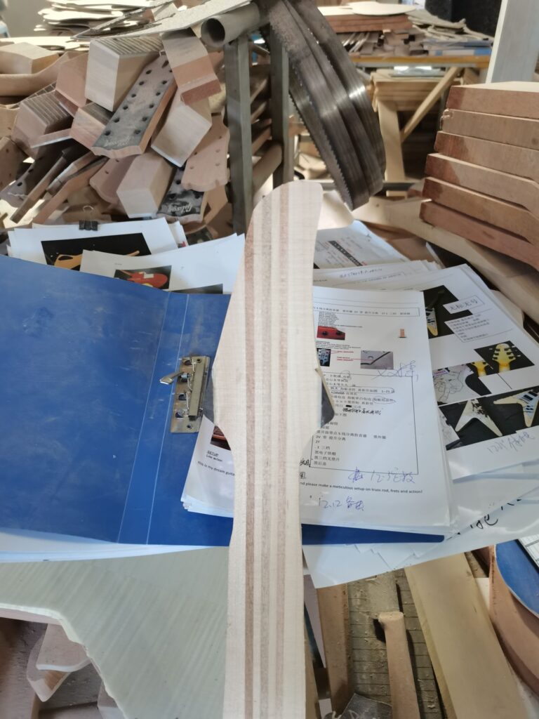 Chitarra custom cinese -il manico in acero e mogano retro