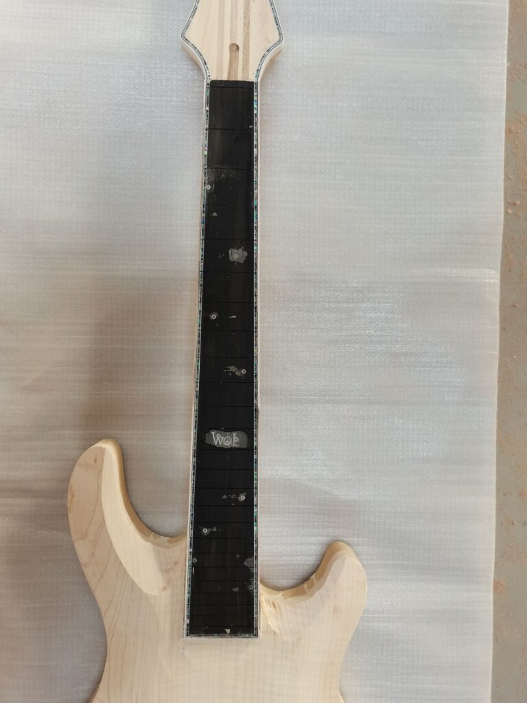 Chitarra custom cinese - il manico e i suoi inlays