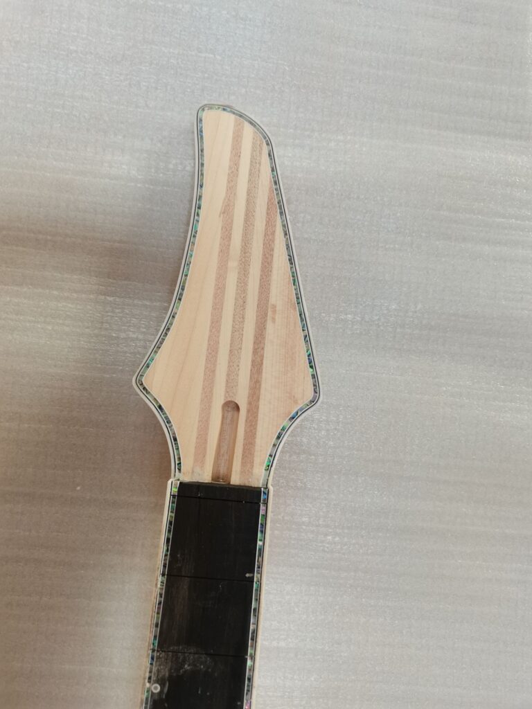 Chitarra custom cinese - la paletta e il binding
