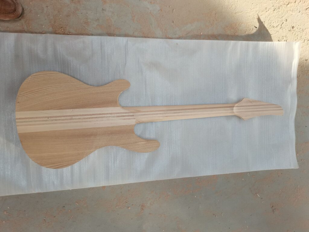 Chitarra custom cinese - il retro sbozzato