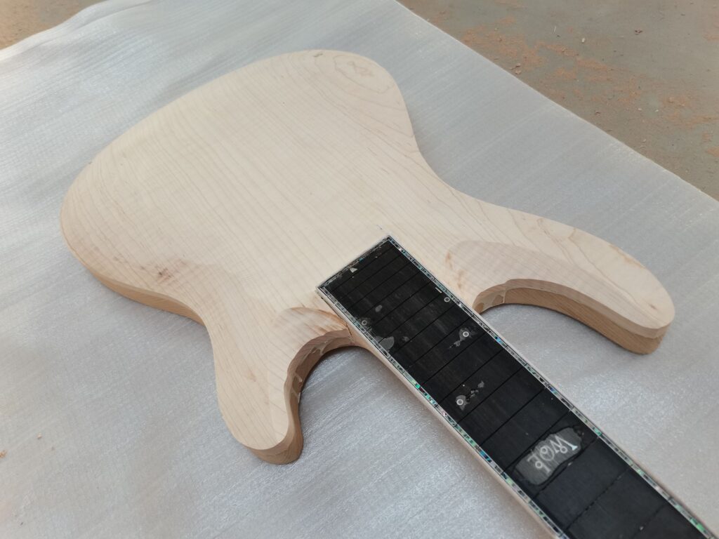 Chitarra custom cinese - il body sbozzato