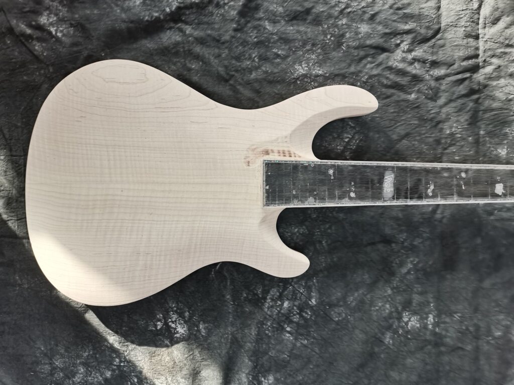 Chitarra custom cinese - il corpo sagomato