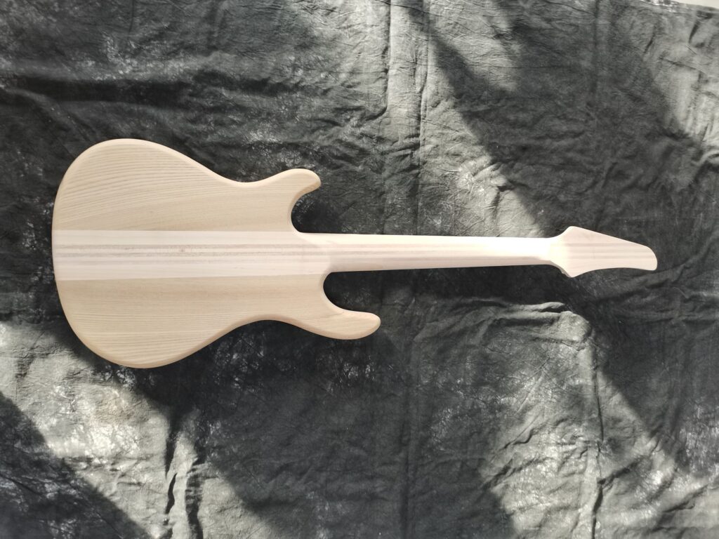 Chitarra custom cinese - il retro sagomato