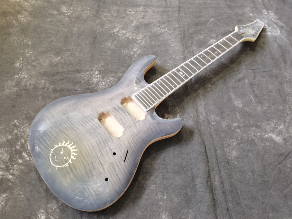 Chitarra verniciata e inlay