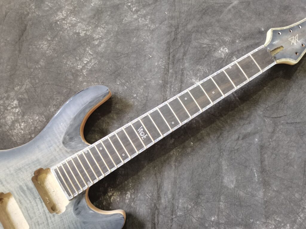 Chitarra verniciata e inlay