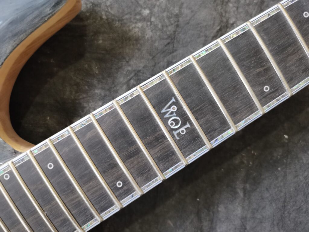 Chitarra verniciata e inlay