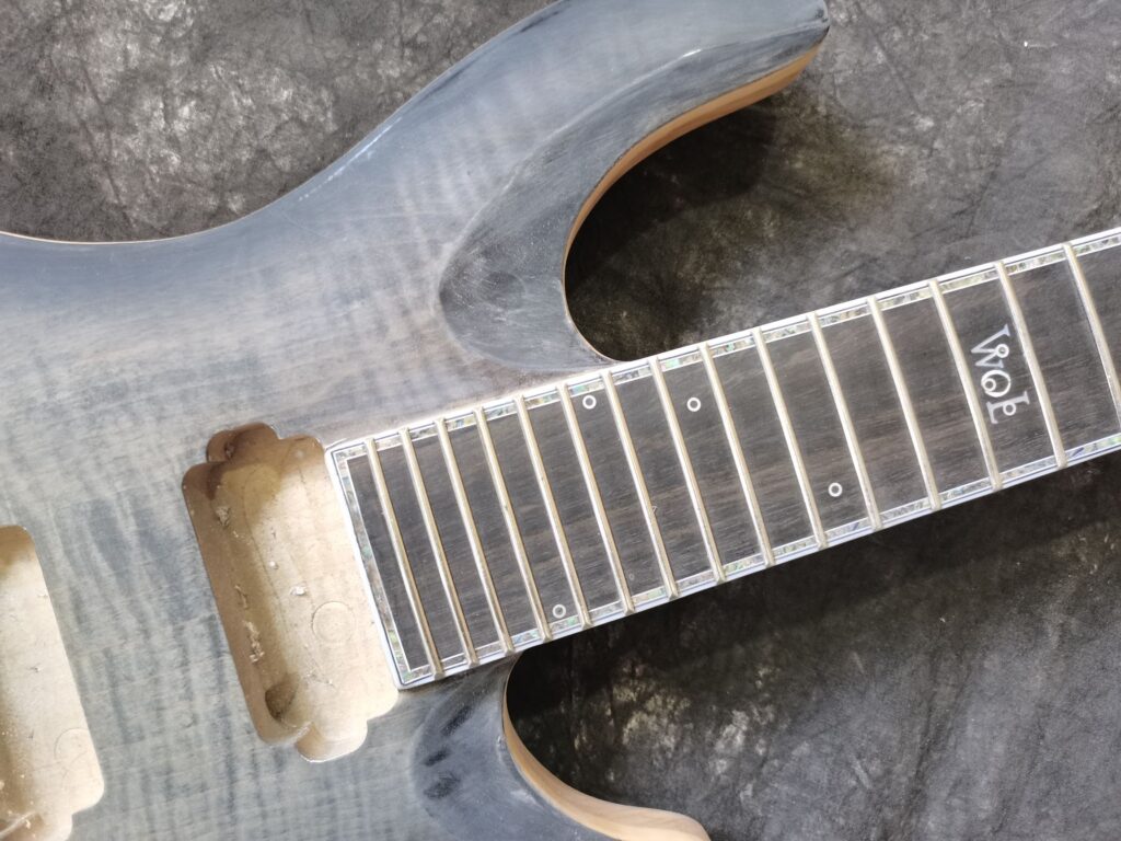Chitarra verniciata e inlay