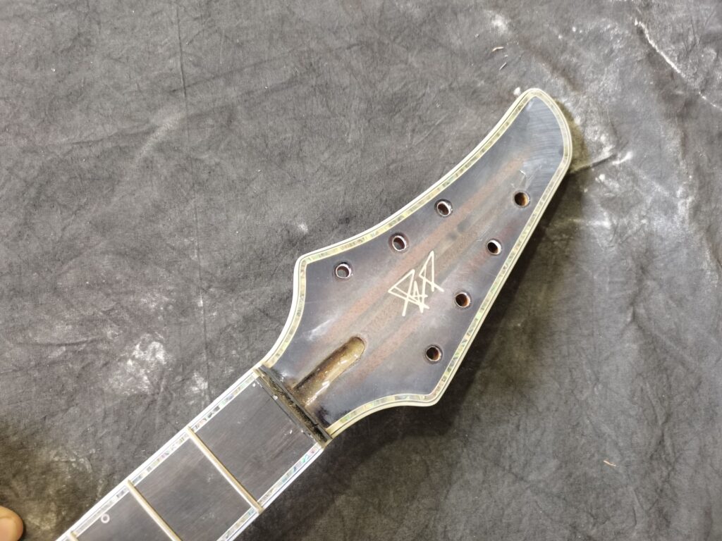 Chitarra verniciata e inlay