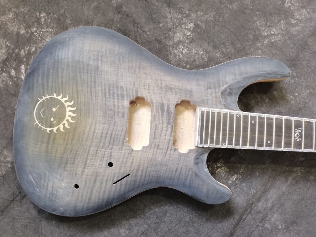 Chitarra verniciata e inlay