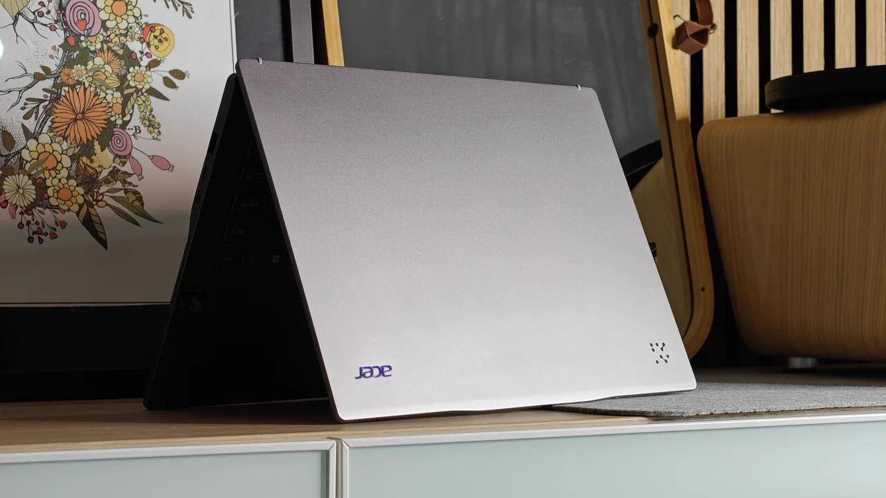 Acer Swift 14 AI chiuso con scocca in alluminio