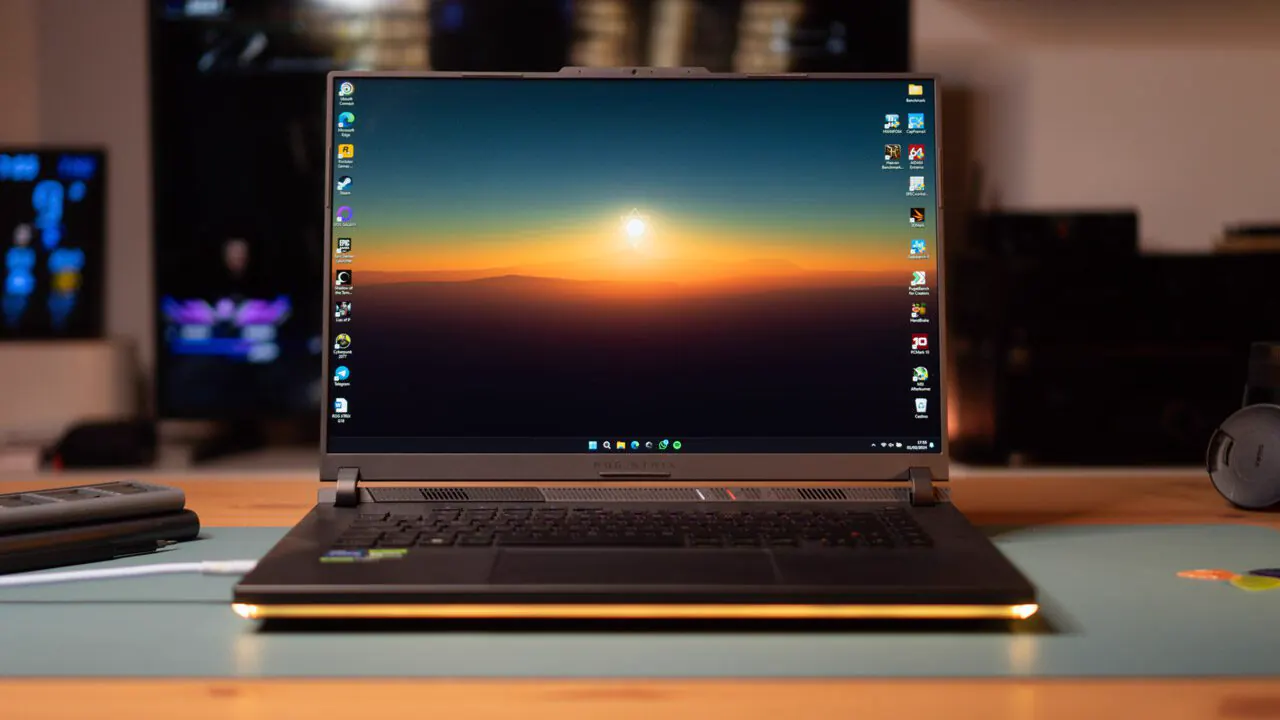 ASUS ROG Strix G16 2023 aperto sulla scrivania
