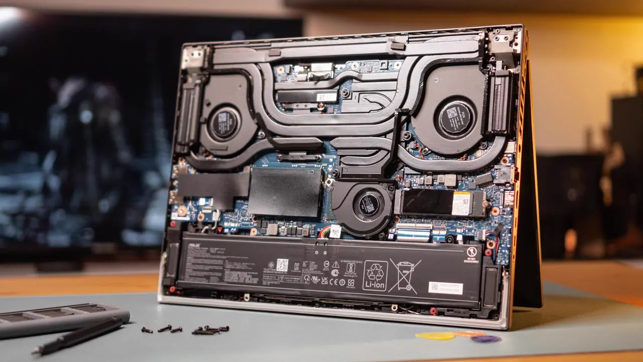 Sistema Tri-Fan e componenti interni di ASUS ROG Strix G16 2023