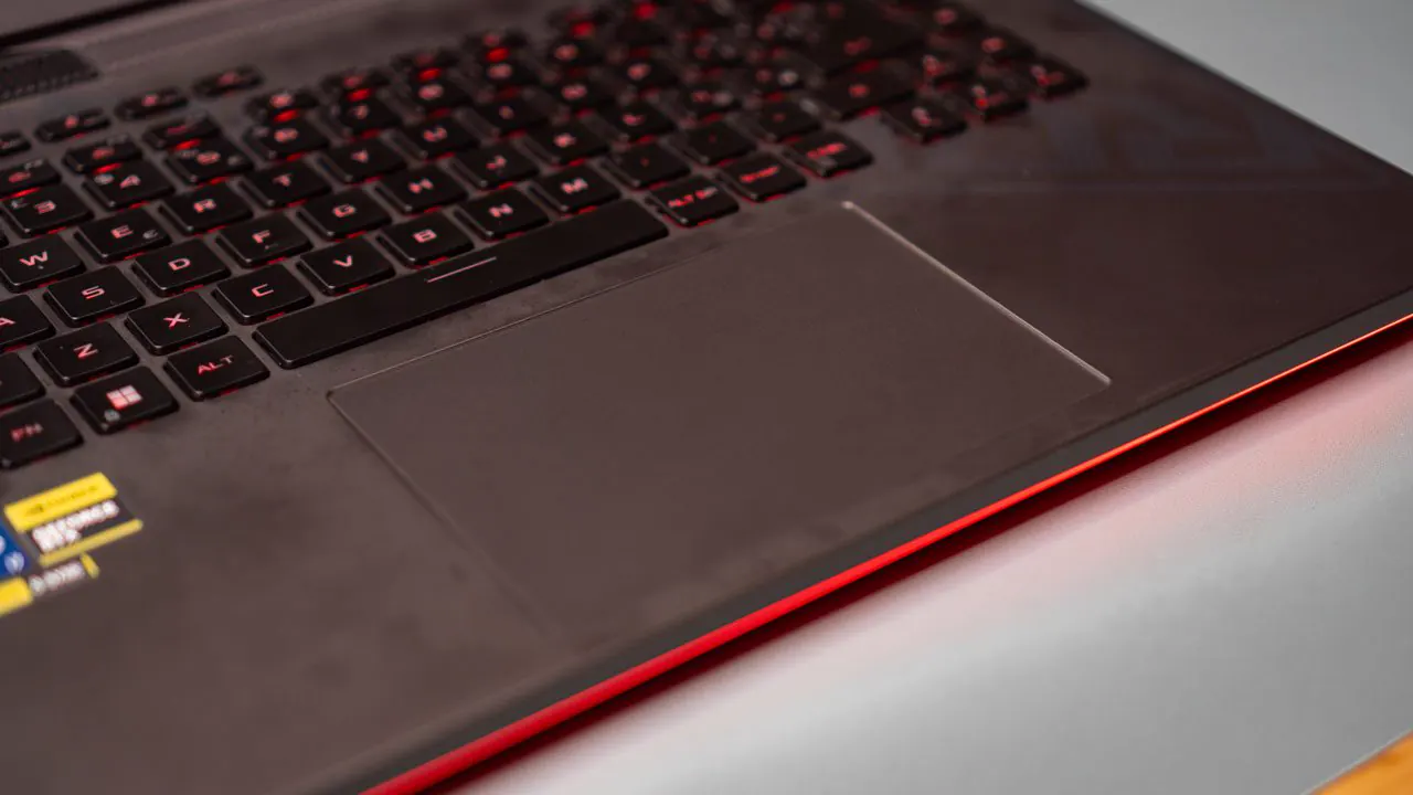 Touchpad e tastiera di ASUS ROG Strix G16 2023