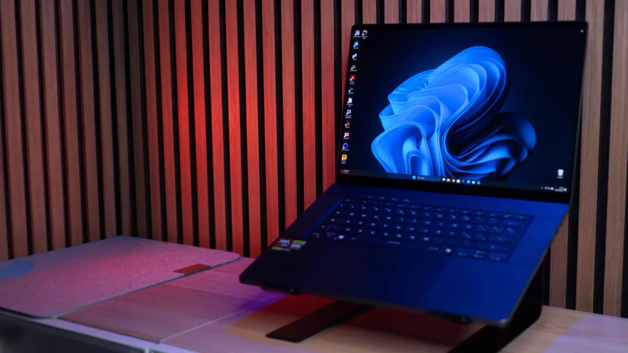 ASUS ROG Zephyrus G16 AMD aperto sulla scrivania