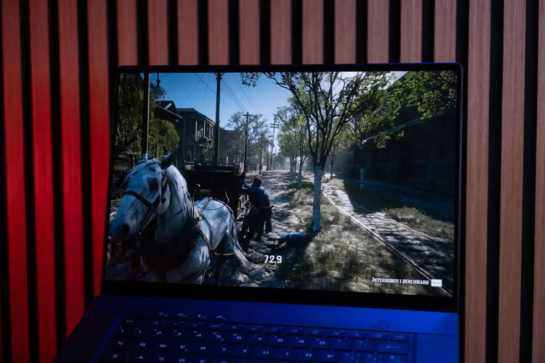 Display OLED di ASUS ROG Zephyrus G16 AMD durante il gioco