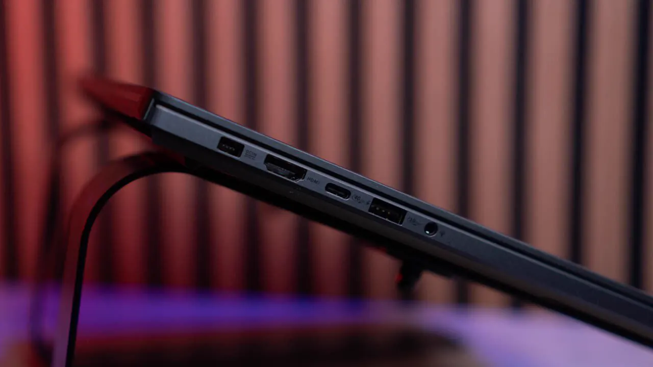 Porte laterali di ASUS ROG Zephyrus G16 AMD