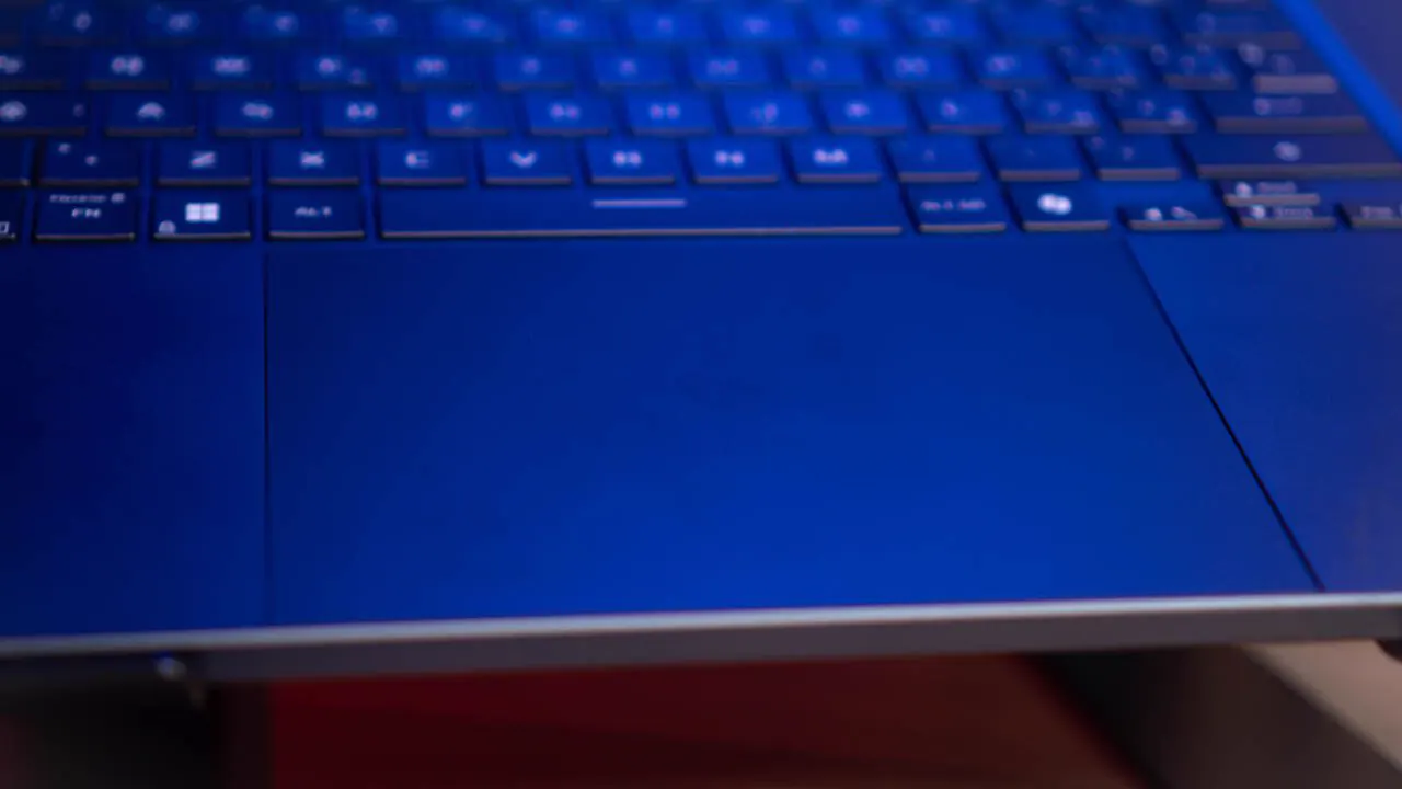 Grande touchpad in vetro di ASUS ROG Zephyrus G16 AMD