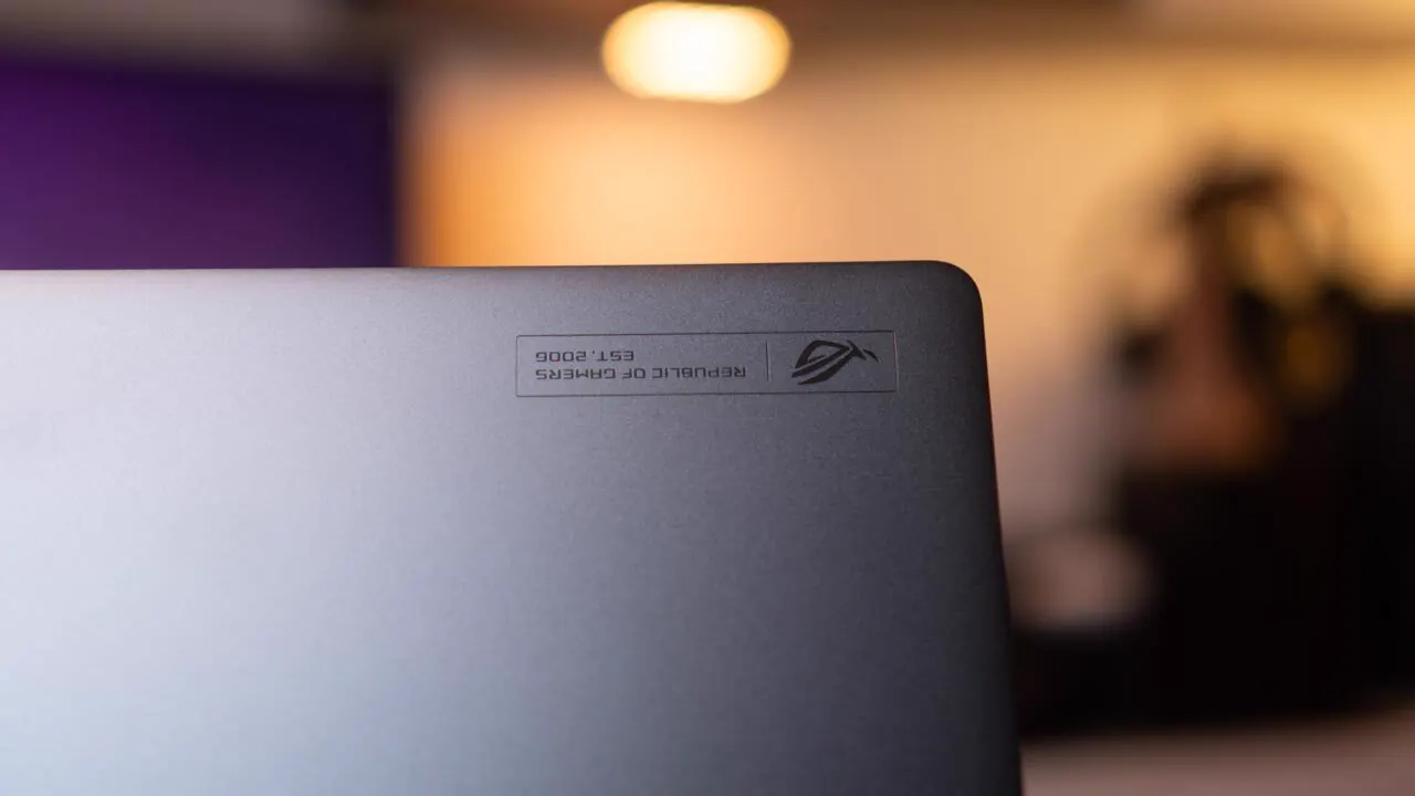 Finitura del coperchio di ASUS ROG Zephyrus G16 2024