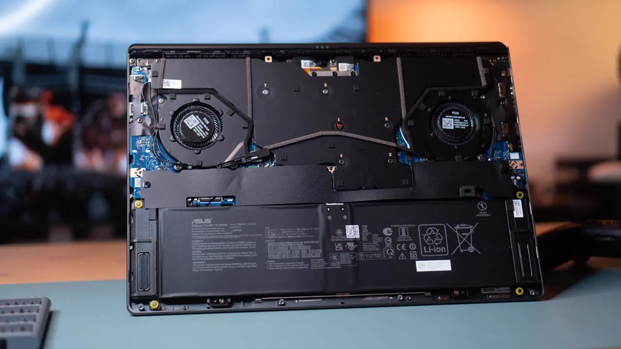 Interno di ASUS ROG Zephyrus G16 2024 con RTX 4090