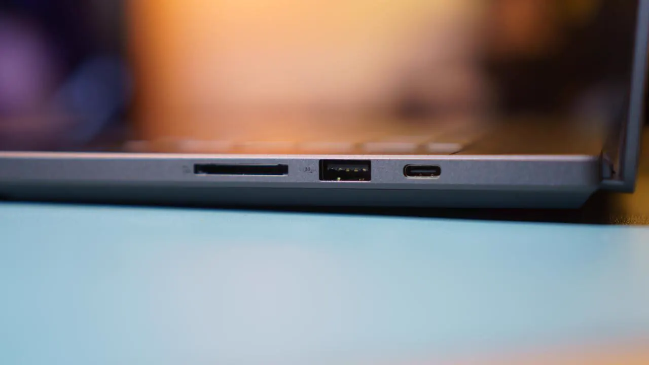 Porte sul lato destro di ASUS ROG Zephyrus G16 2024