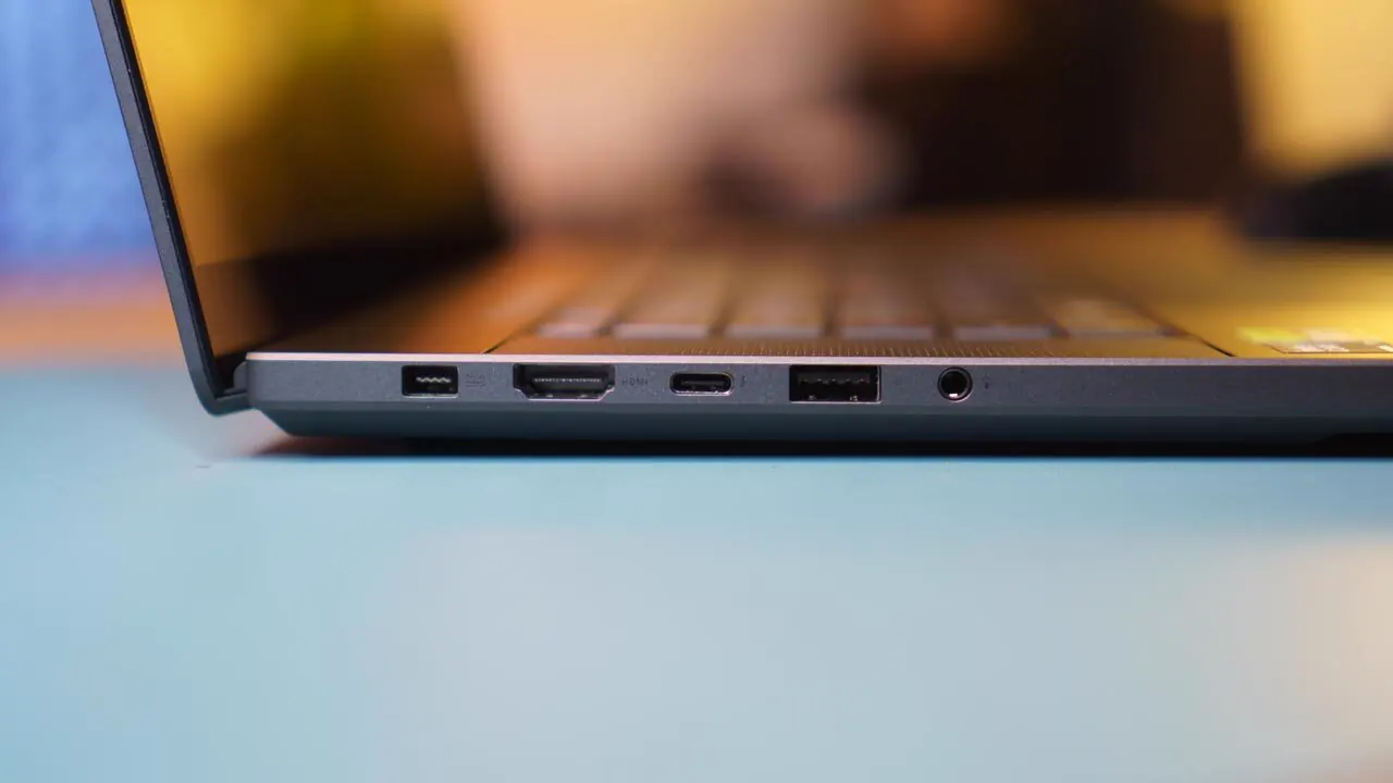 Porte sul lato sinistro di ASUS ROG Zephyrus G16 2024