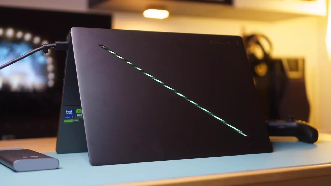 Slash Lighting accesa sul coperchio del ROG Zephyrus G16 2024