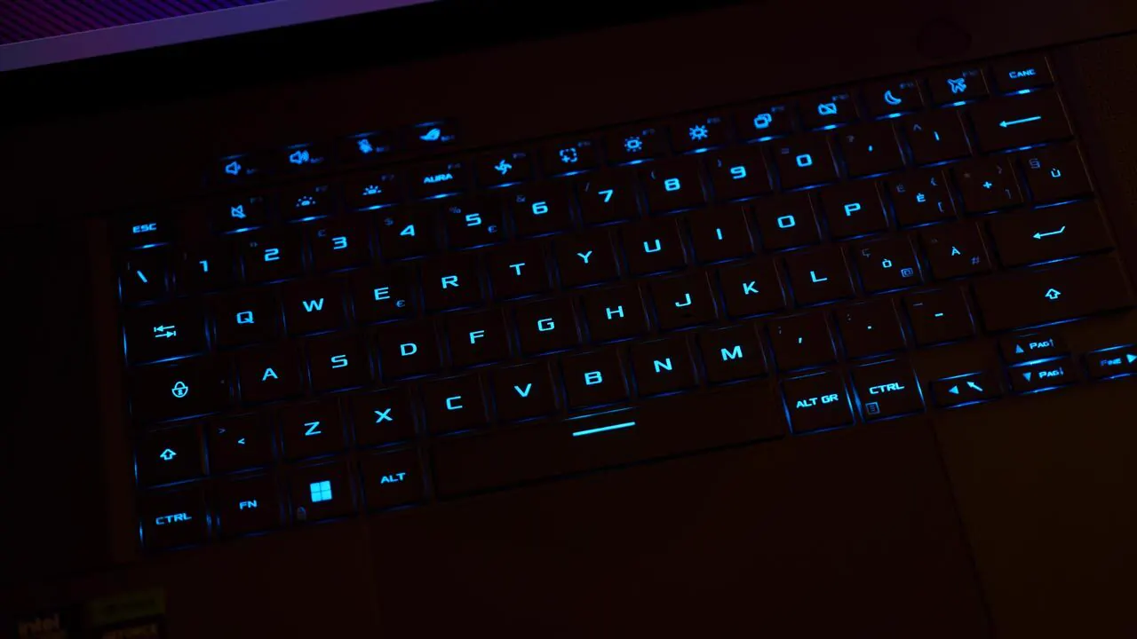 Tastiera retroilluminata di ASUS ROG Zephyrus G16 2024