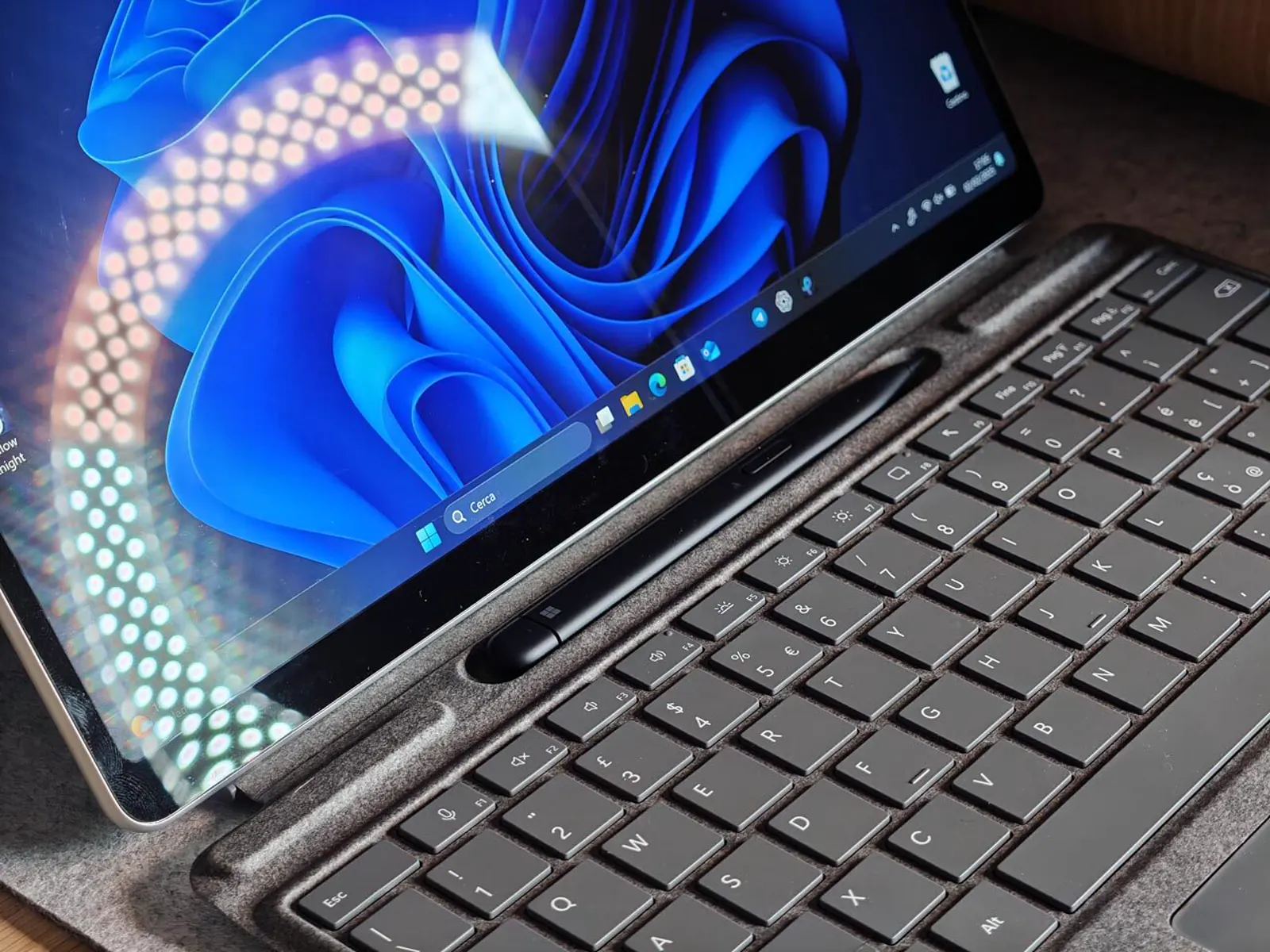 Signature Keyboard collegata a Microsoft Surface Pro 11