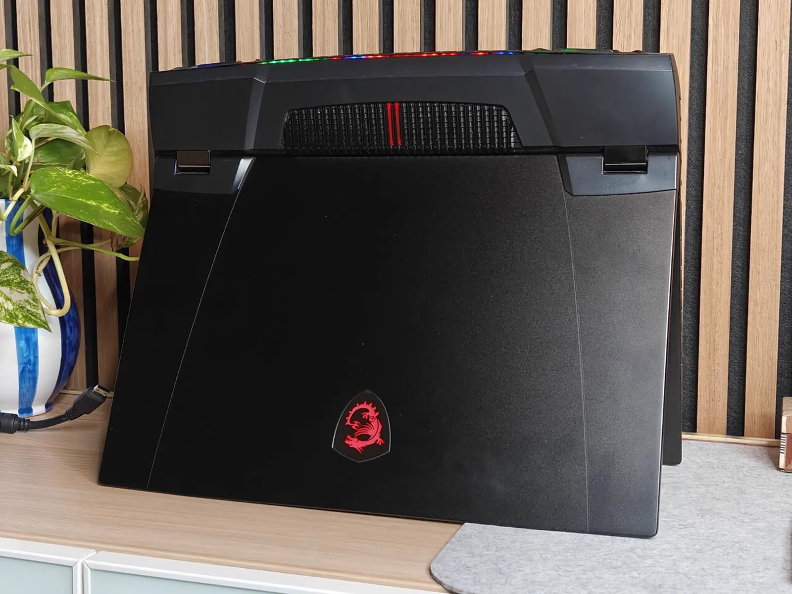 MSI Titan GT77 HX 13V chiuso visto dall'alto