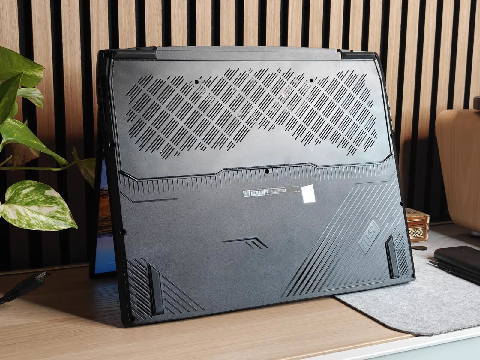 Fondo e sistema di aerazione di MSI Titan GT77 HX 13V