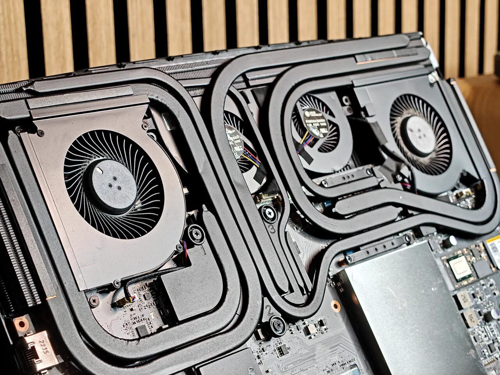 Sistema di raffreddamento interno di MSI Titan GT77 HX 13V