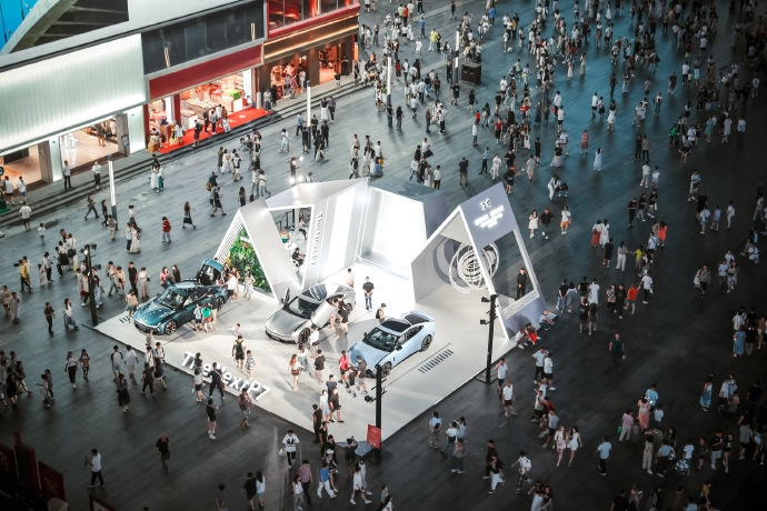XPeng P7 “Wing Edition” avvistata a Chengdu: porte ad ala e e dettagli in carbonio