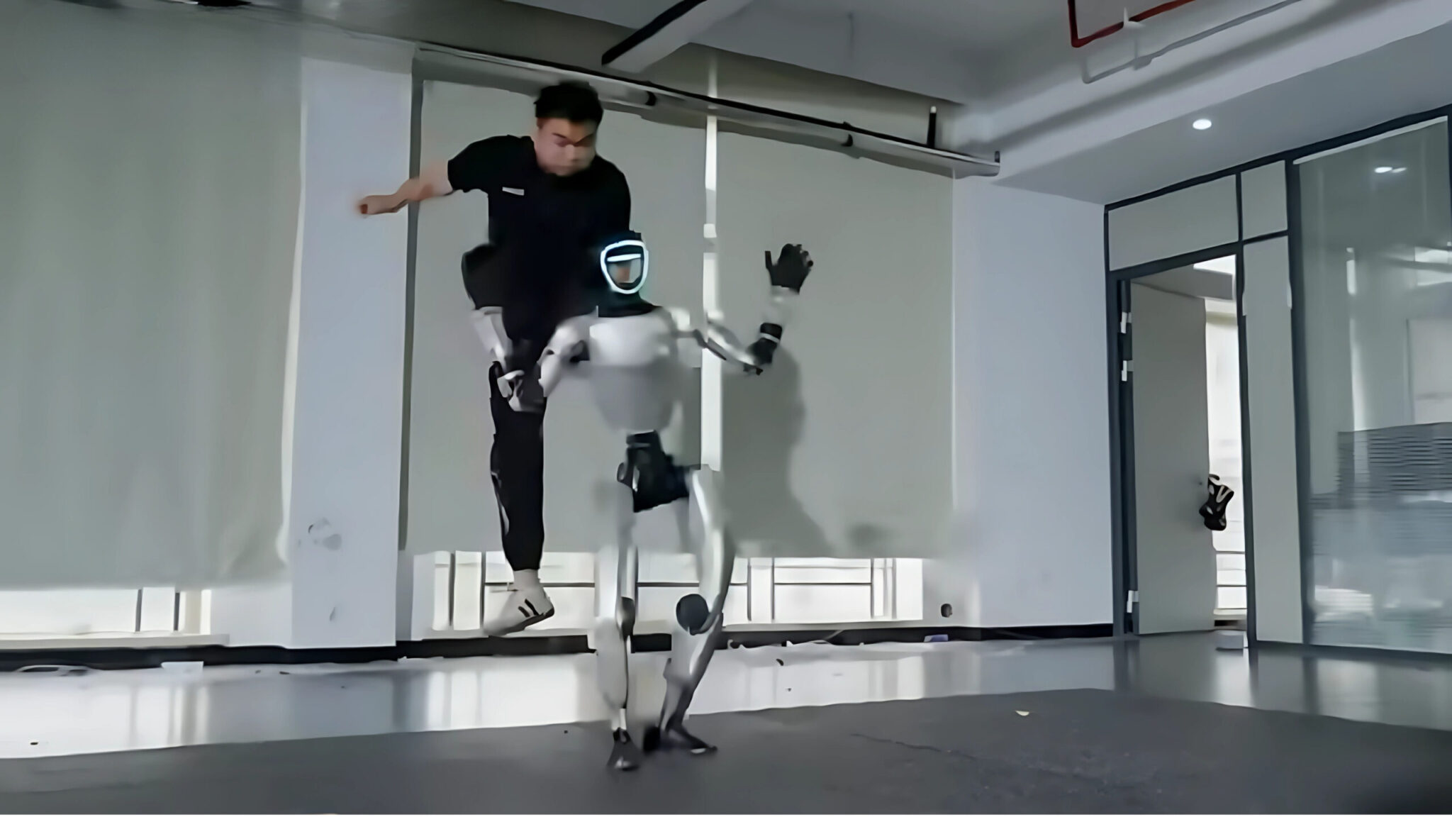 Unitree G1: il robot umanoide “anti‑gravity” resiste alle aggressioni e si rialza, con salti mortali e record di velocità