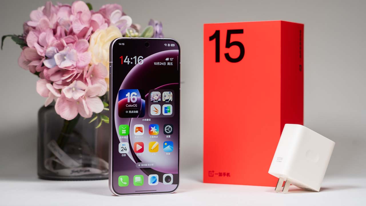 OnePlus 15 ufficiale in Cina con display a 165Hz e batteria da 7300mAh
