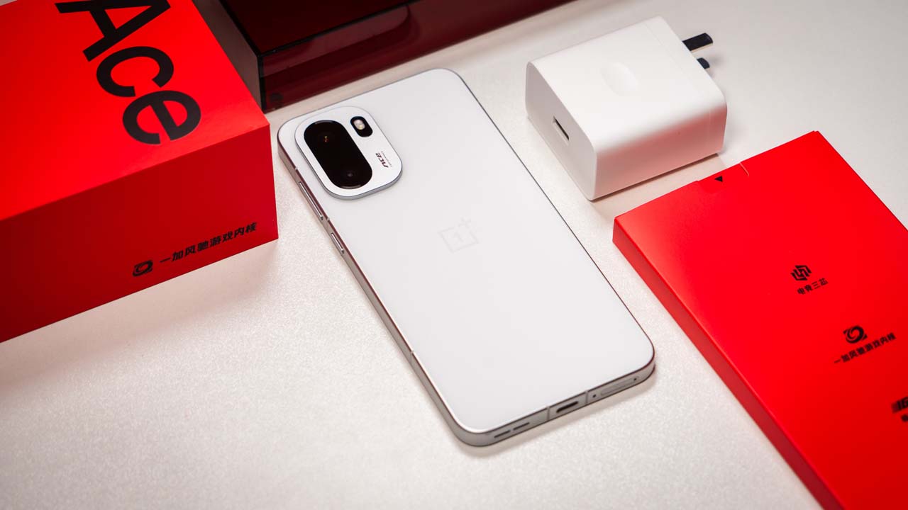 OnePlus Ace 6 ufficiale: Snapdragon 8 Elite, display 165Hz e batteria da 7.800 mAh