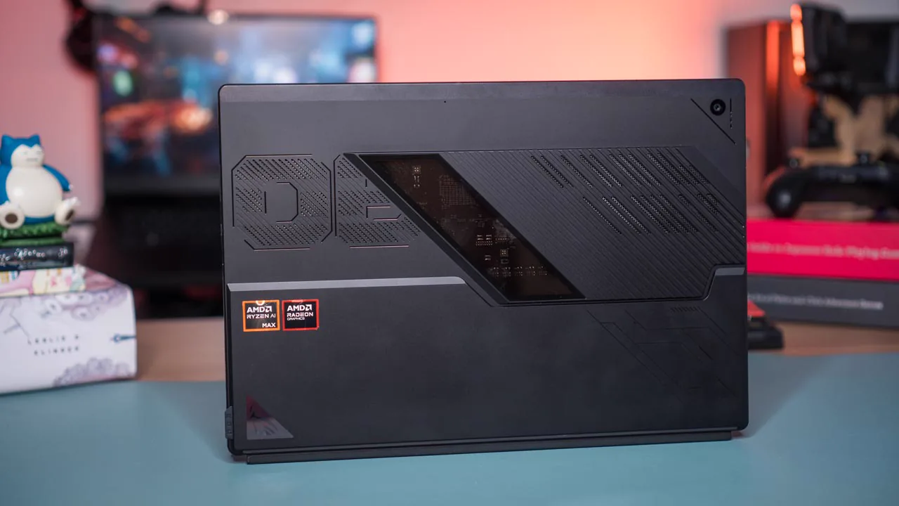 ASUS ROG Flow Z13 2025 visto posteriormente con supporto integrato