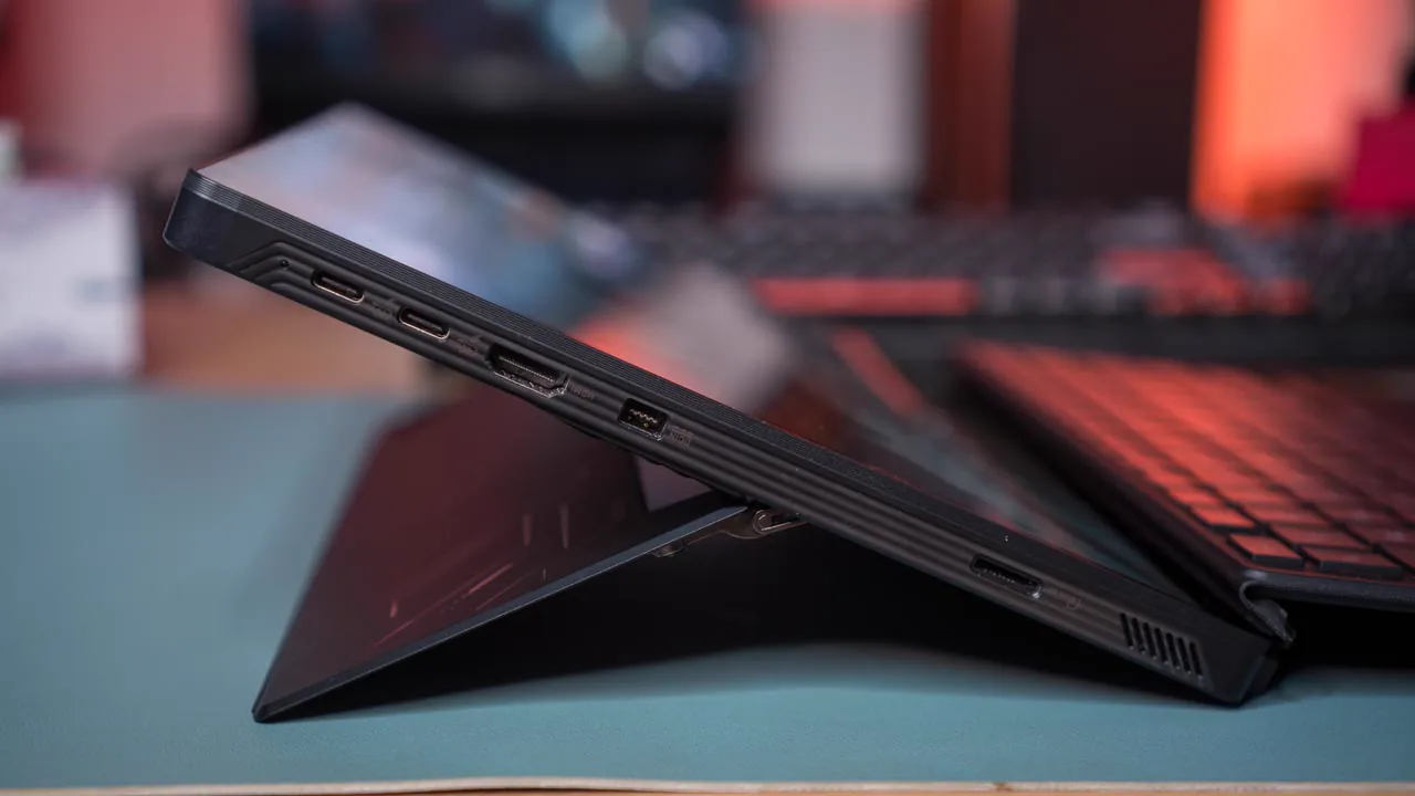 Porte laterali di ASUS ROG Flow Z13 2025