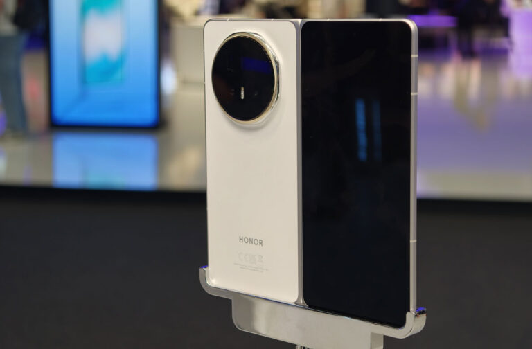 HONOR Magic V6