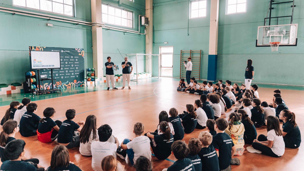 Daniel Hackett e Saliou Niang con gli studenti