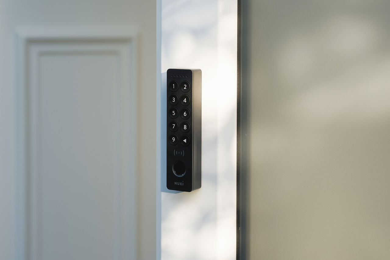 Nuki Keypad 2 NFC montato facilmente sul telaio della porta senza cablaggio
