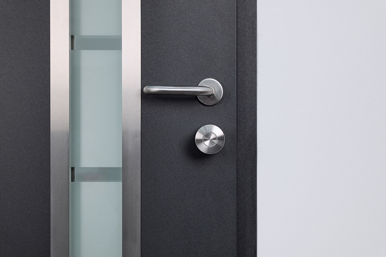 Nuki Smart Lock su porta nera con Keypad 2 NFC