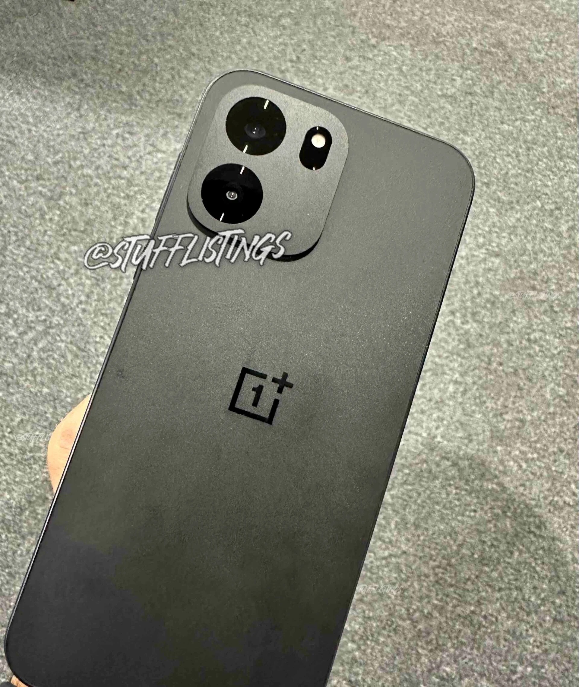 OnePlus Nord CE6 foto dal vivo, scocca matte black e modulo fotocamera squircle