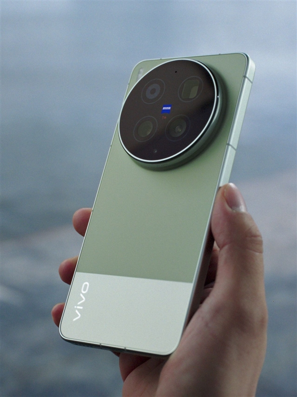 Vivo X300 Ultra poster specifiche ufficiali