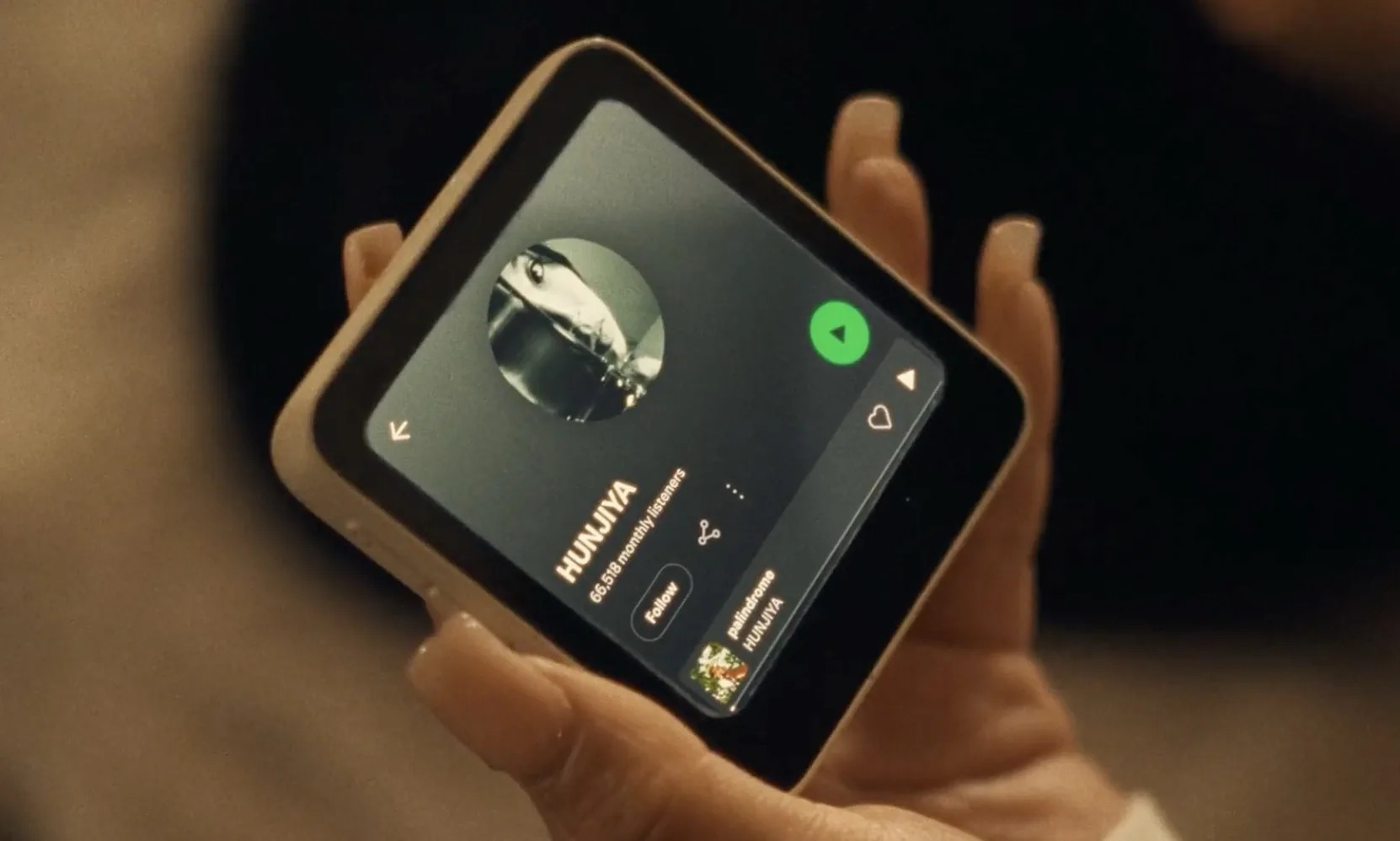 Spotify in riproduzione sullo schermo quadrato di Meadow