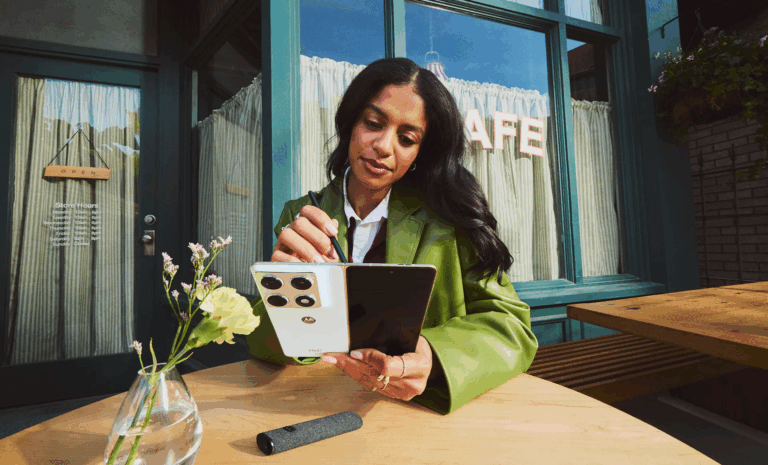Motorola RAZR Fold, al via i preordini per l'Italia con tante promo - immagine 2