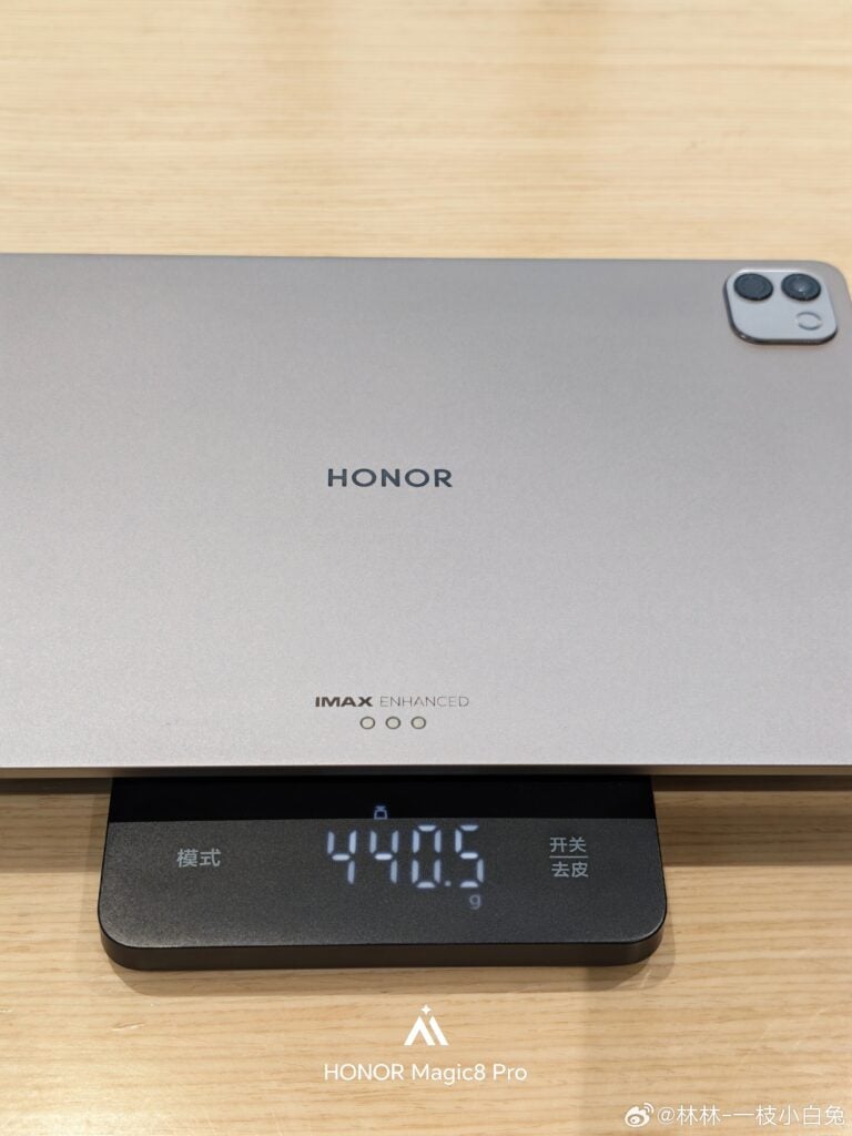 Honor MagicPad 3 Pro 12.3 in foto dal vivo con profilo sottile e finitura grigio spazio